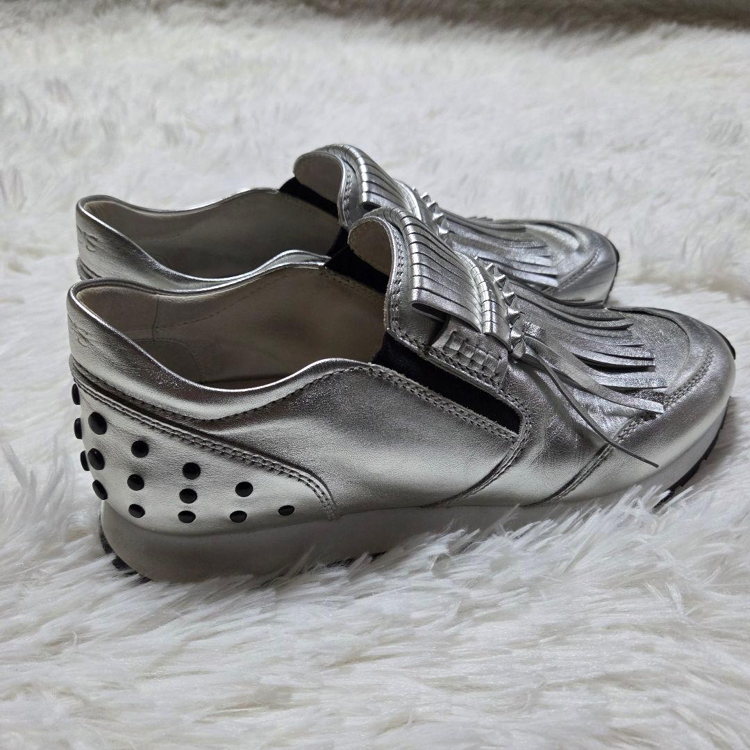 TOD'S メタリック フリンジ スリッポン