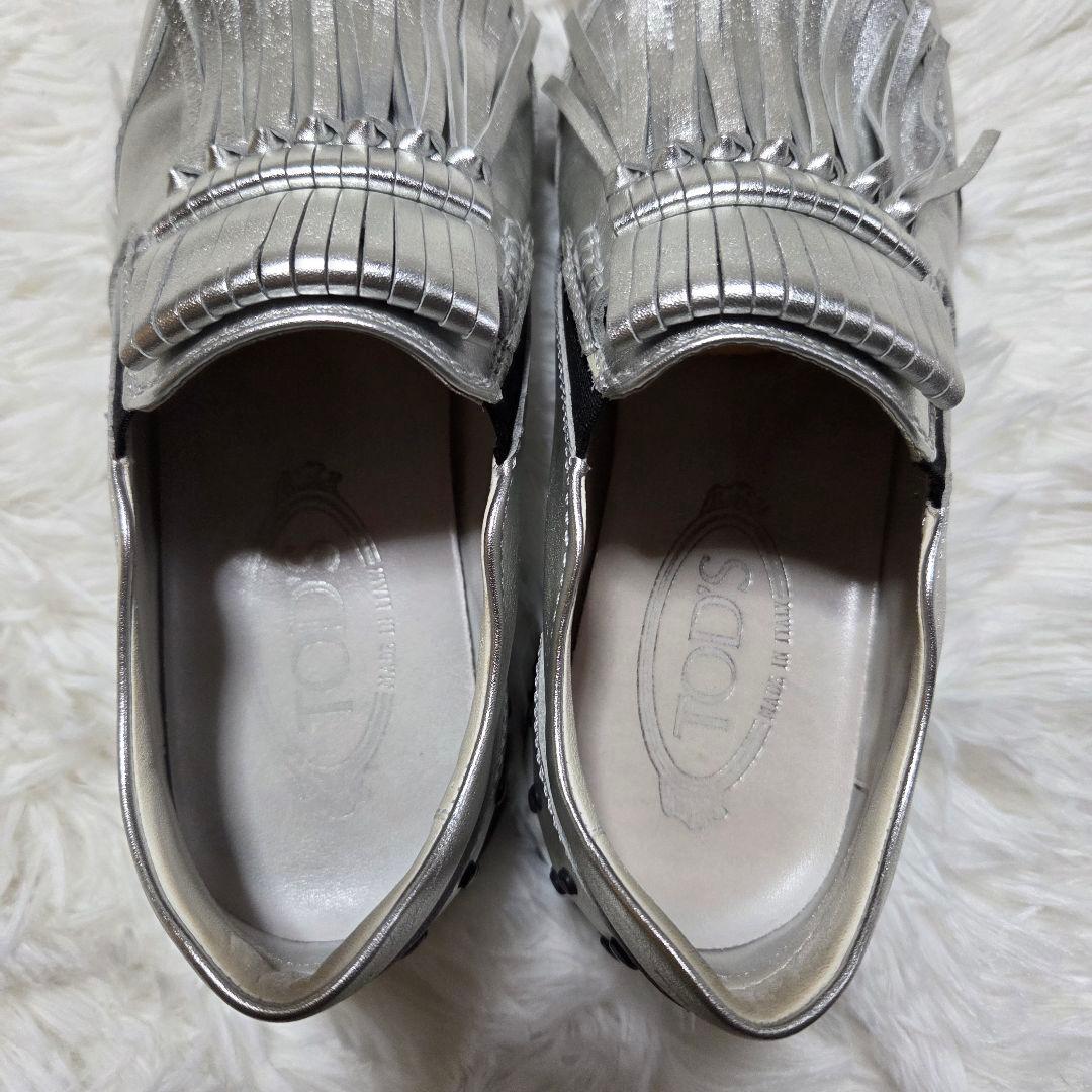 TOD'S メタリック フリンジ スリッポン