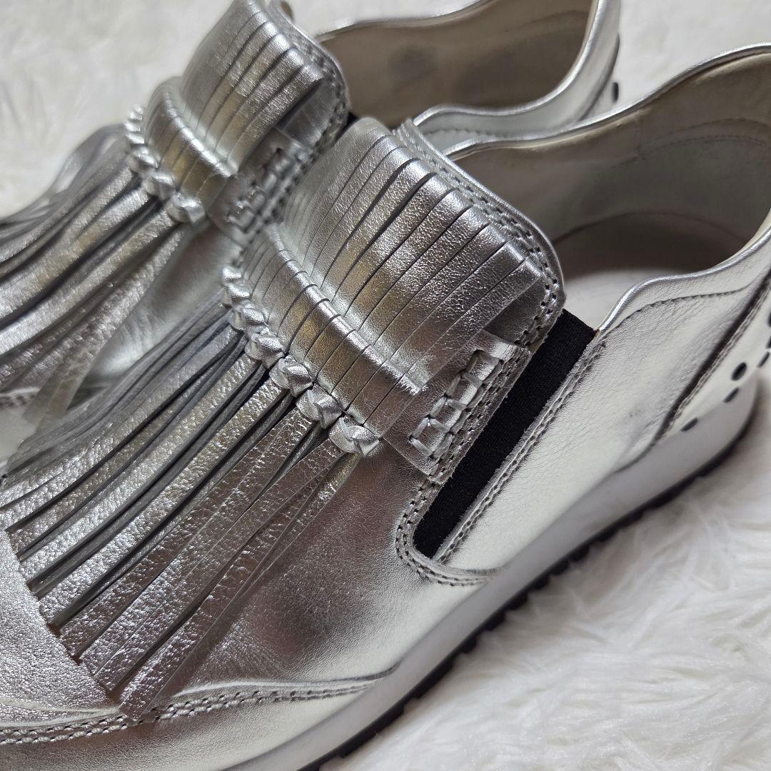 TOD'S メタリック フリンジ スリッポン