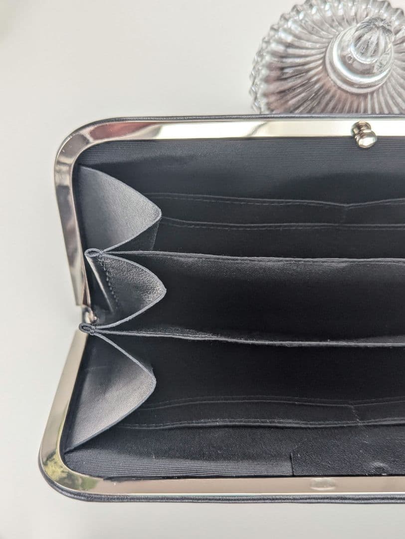 なめ　モダンブラックのスリムロングウォレット