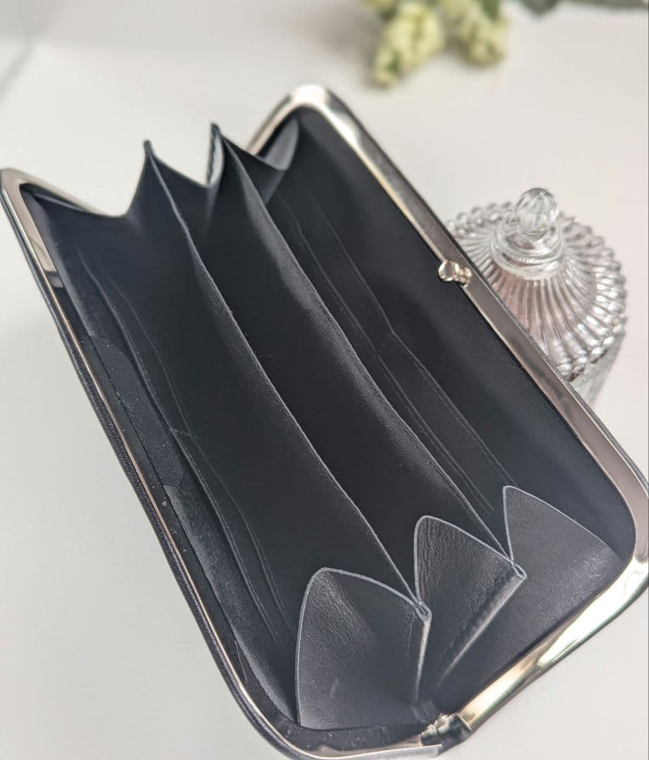 なめ　モダンブラックのスリムロングウォレット