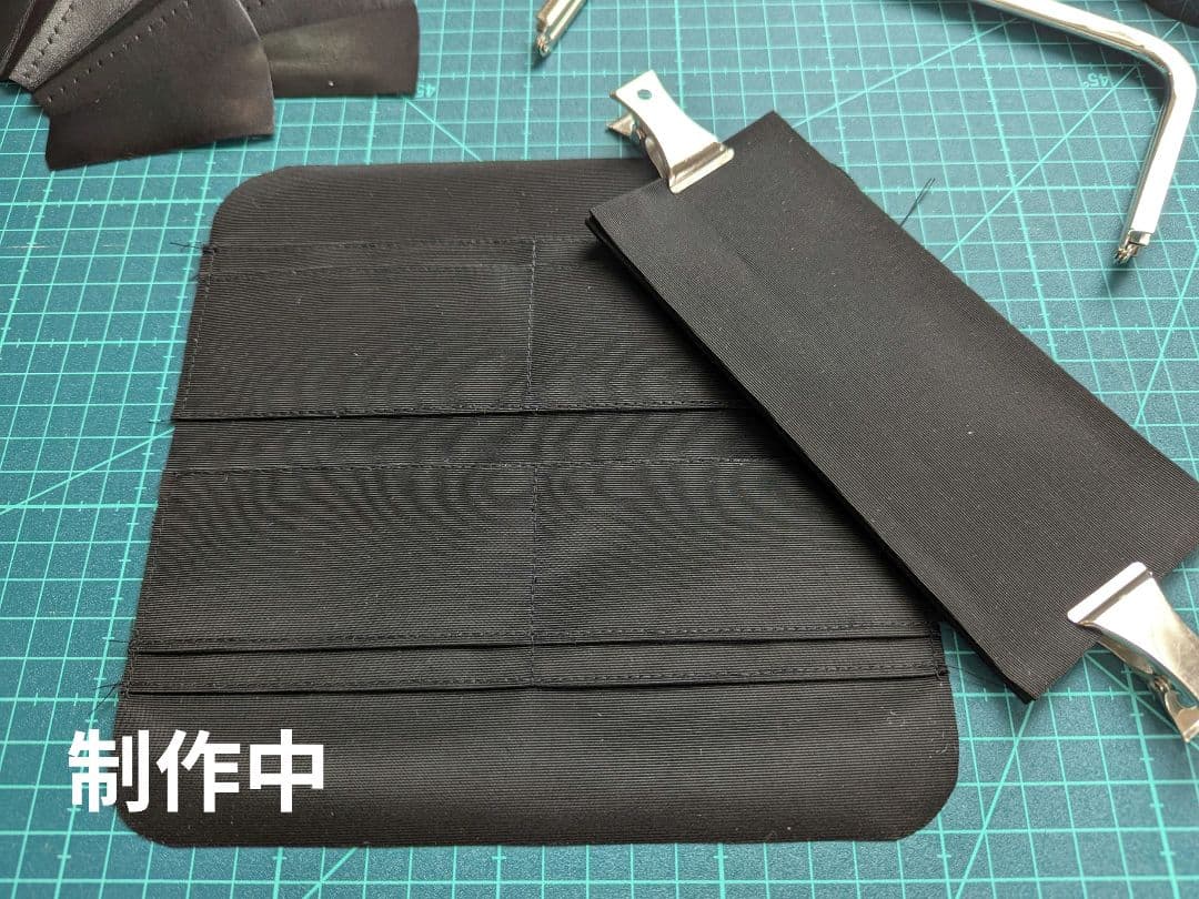 なめ　モダンブラックのスリムロングウォレット