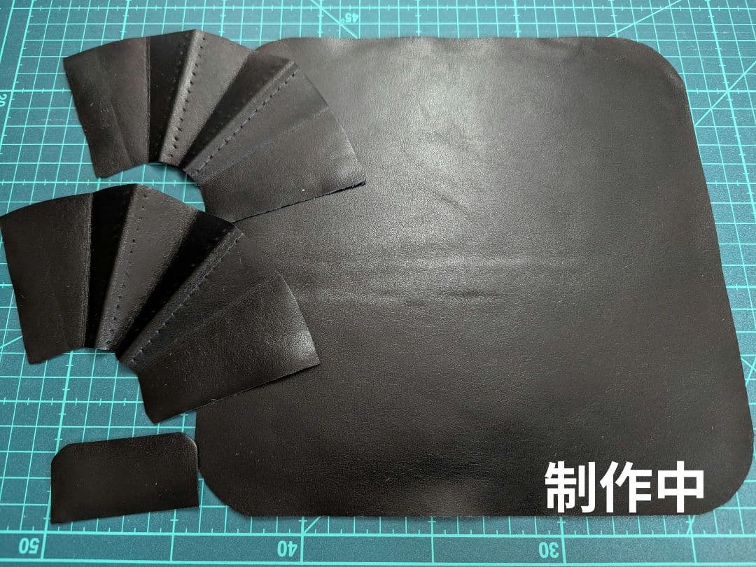 なめ　モダンブラックのスリムロングウォレット