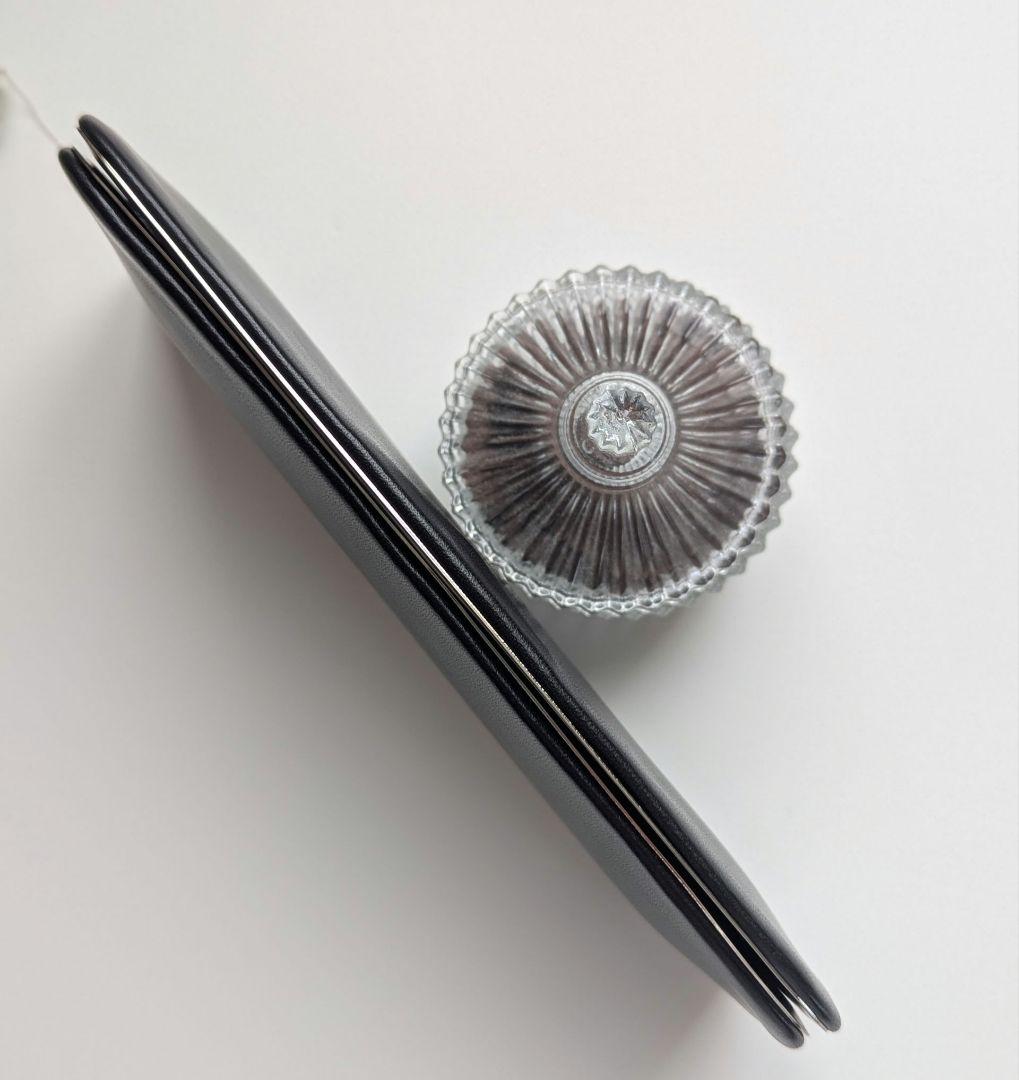 なめ　モダンブラックのスリムロングウォレット