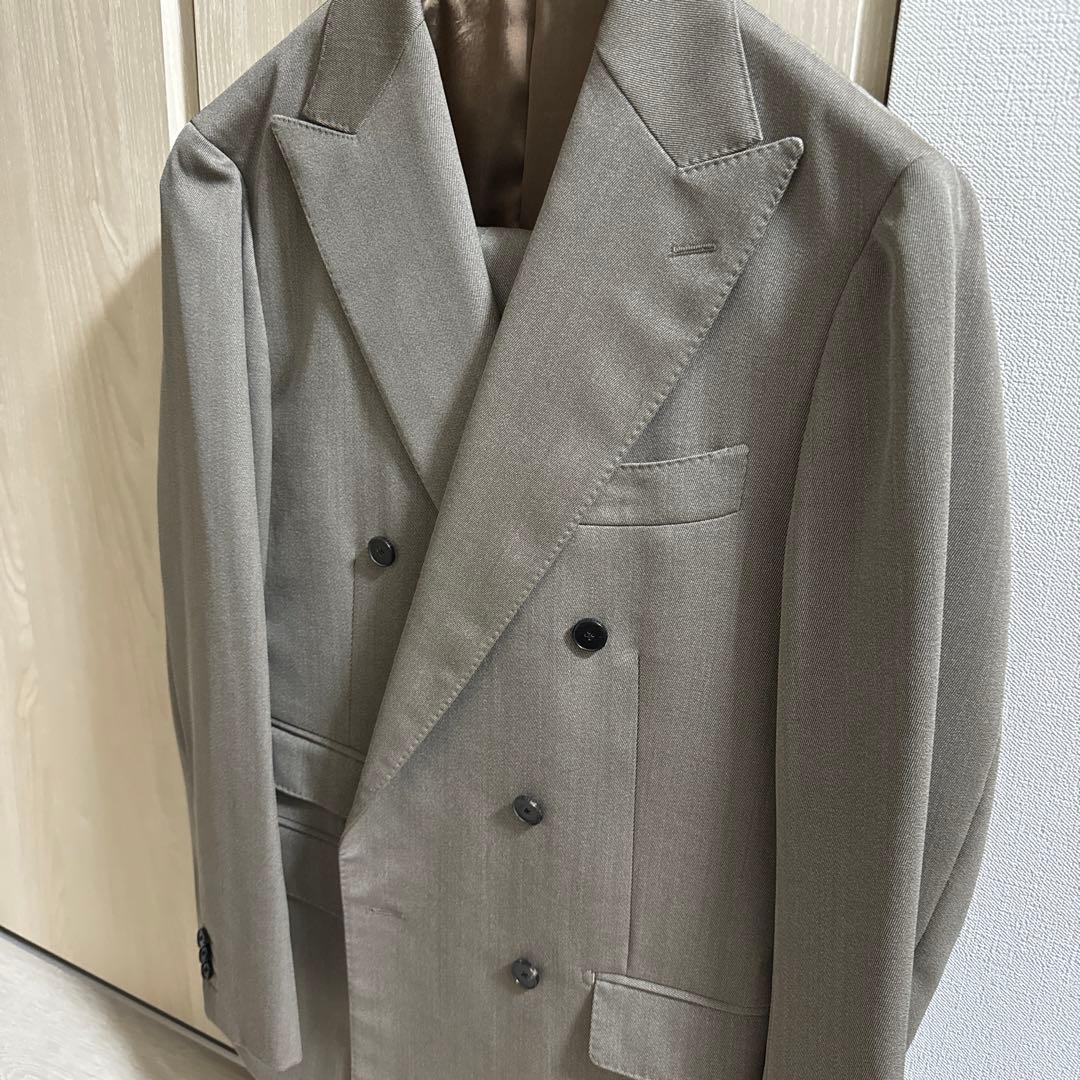 ユニバーサルランゲージ　カノニコカバード　ベージュダブルスーツ