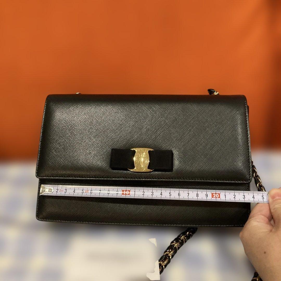 Salvatore Ferragamo ブラックチェーンショルダーバッグ