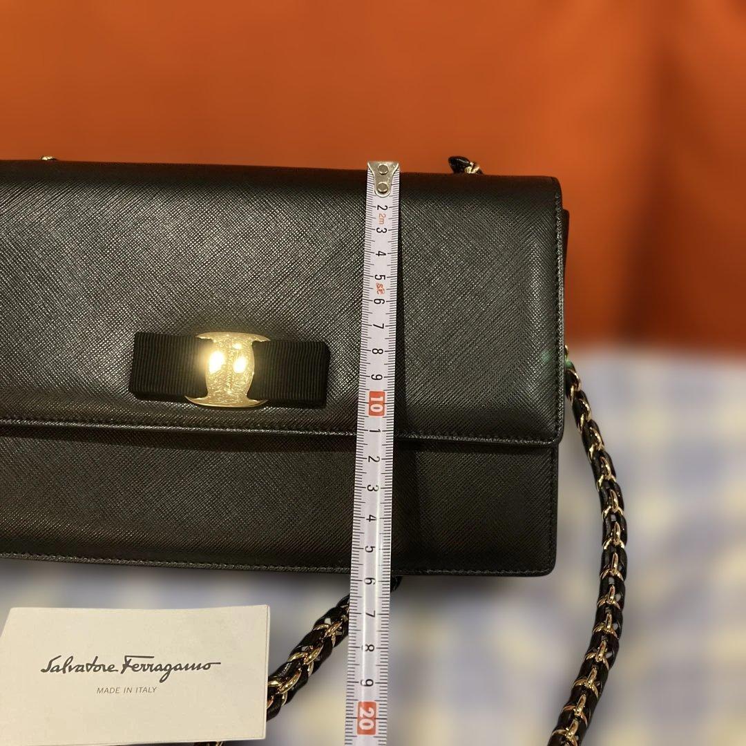Salvatore Ferragamo ブラックチェーンショルダーバッグ