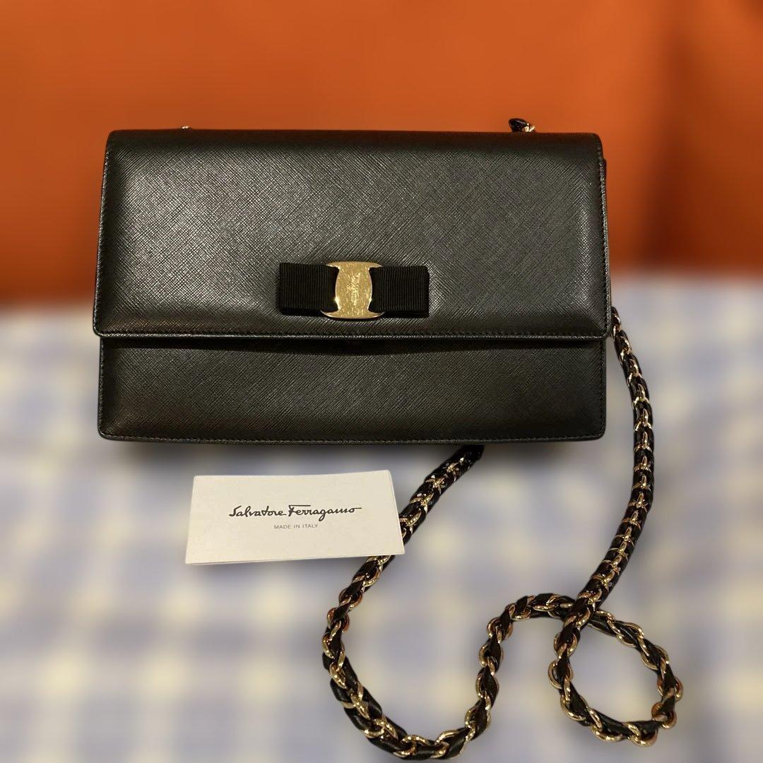 Salvatore Ferragamo ブラックチェーンショルダーバッグ