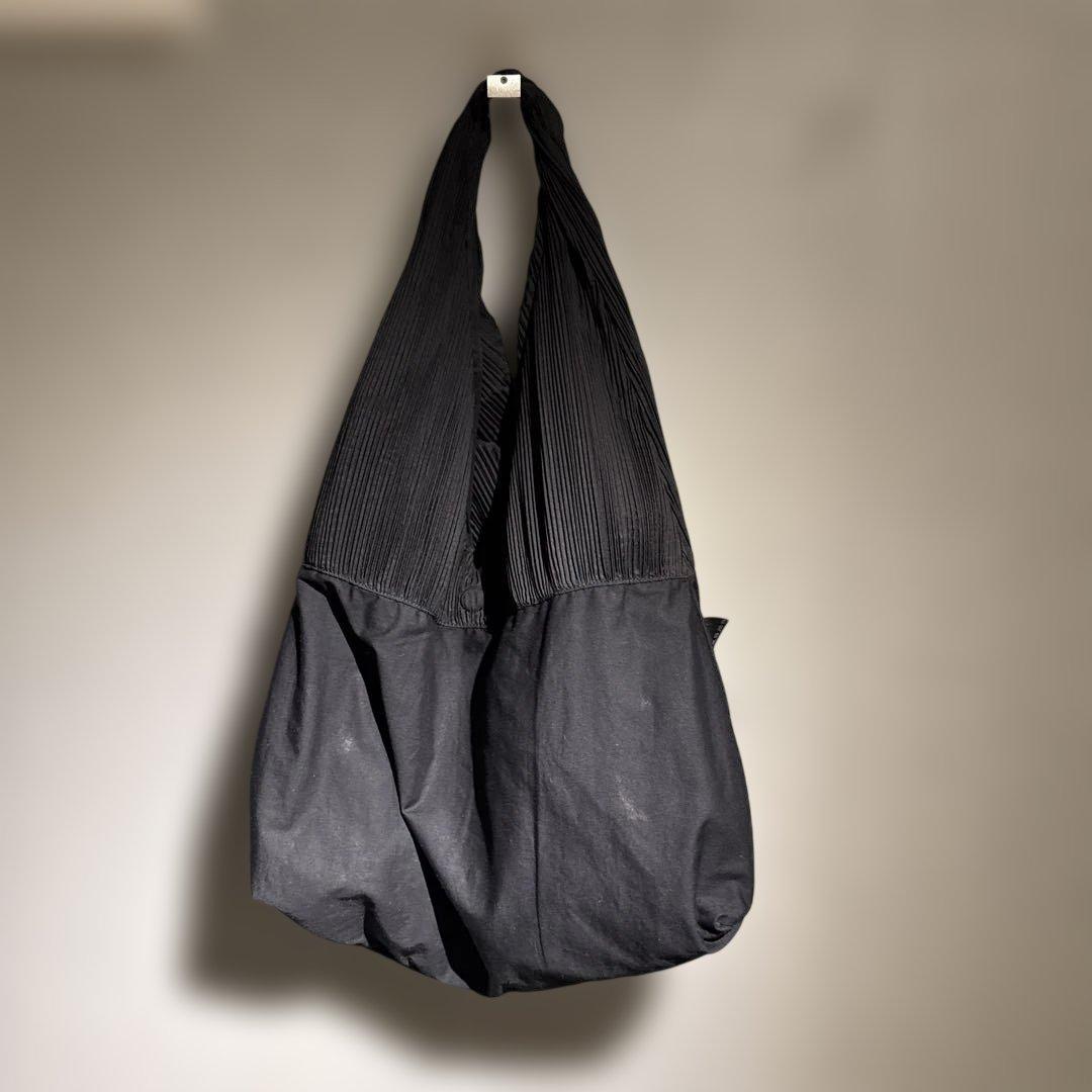 COS 彫刻的なショルダーバッグ PLISSE ブラック