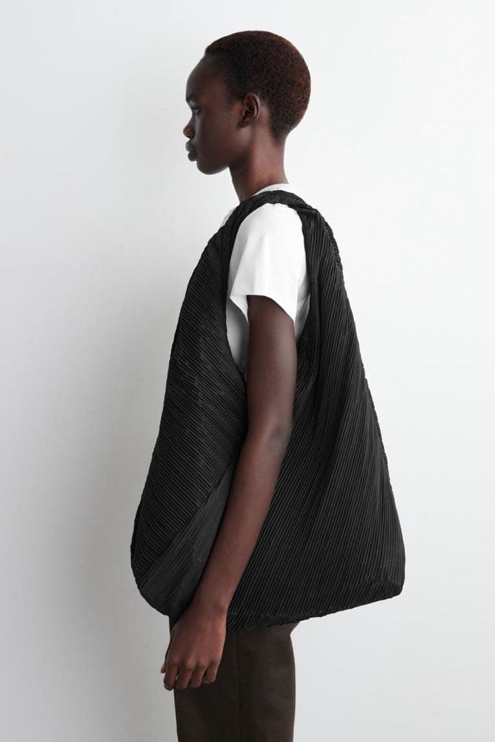 COS 彫刻的なショルダーバッグ PLISSE ブラック
