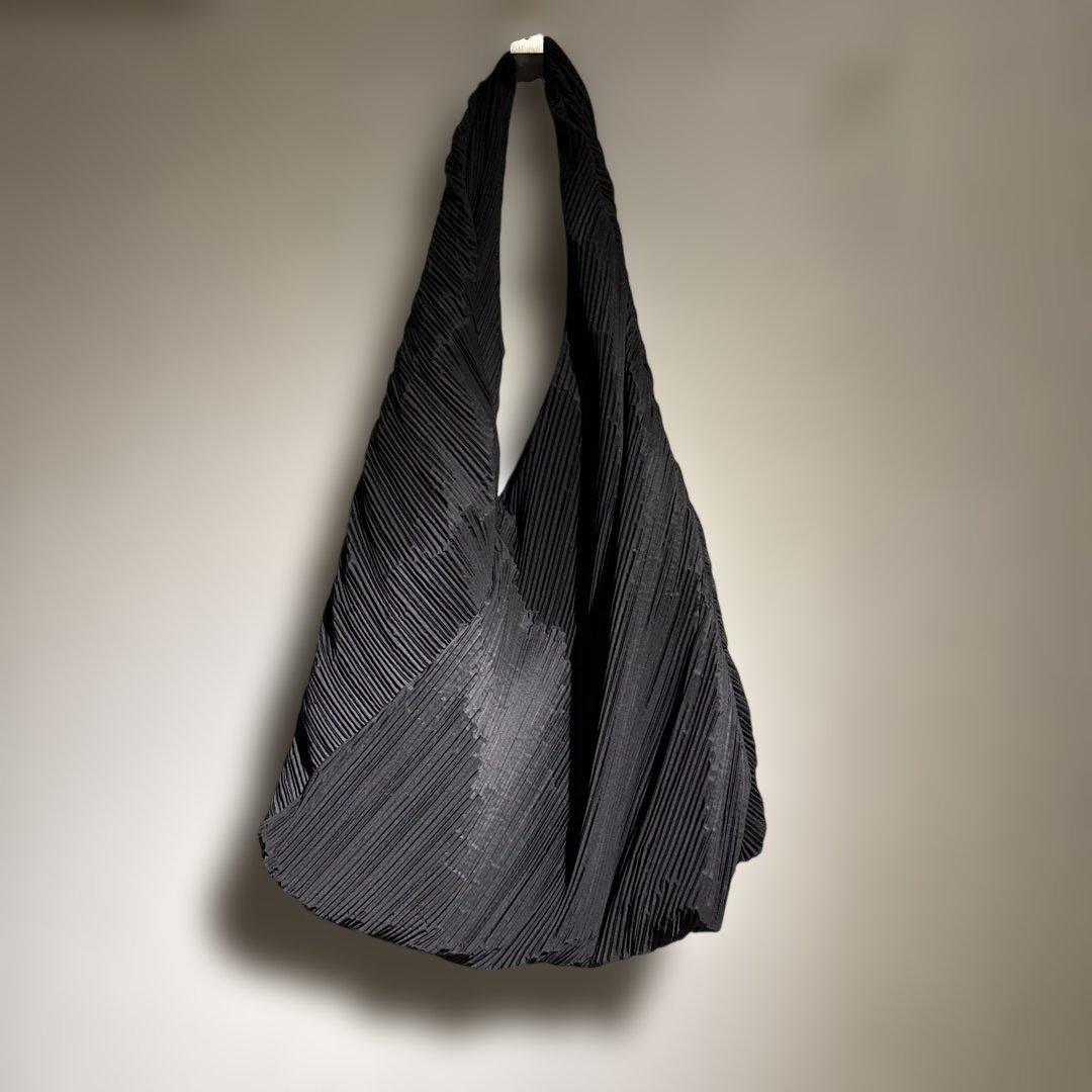 COS 彫刻的なショルダーバッグ PLISSE ブラック