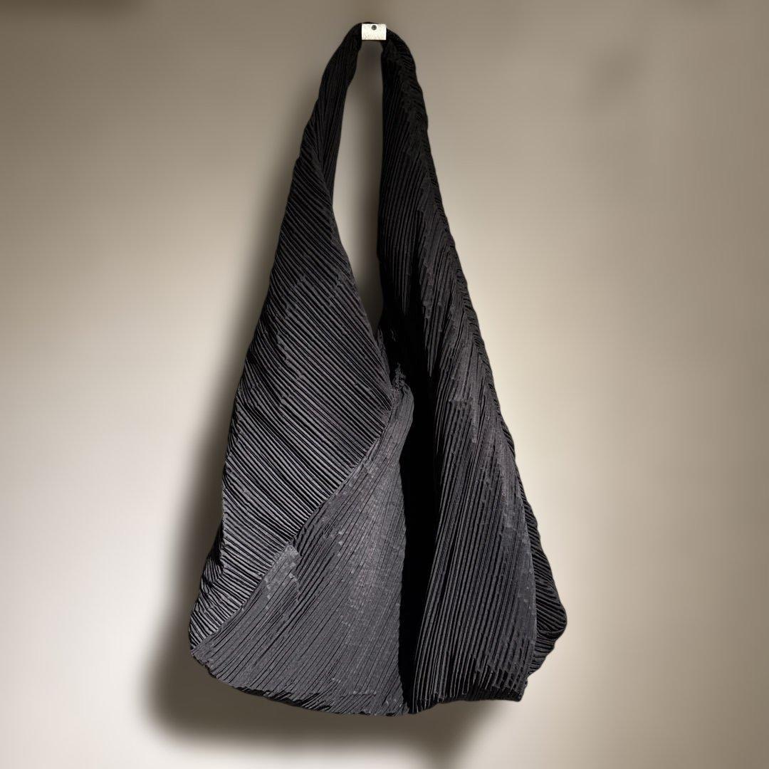 COS 彫刻的なショルダーバッグ PLISSE ブラック