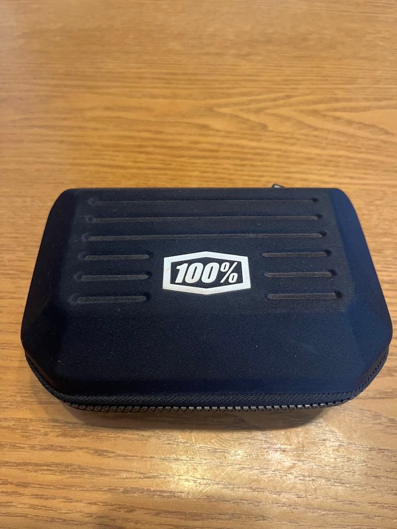 100% スポーツサングラス スモークレンズ