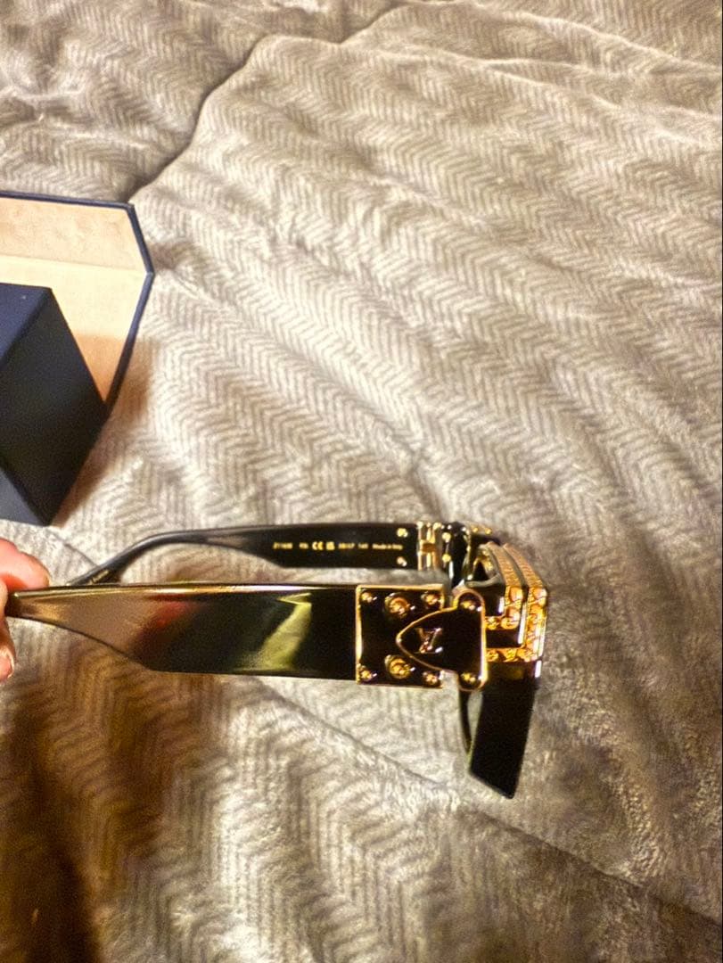 LOUIS VUITTON ブラックサングラス