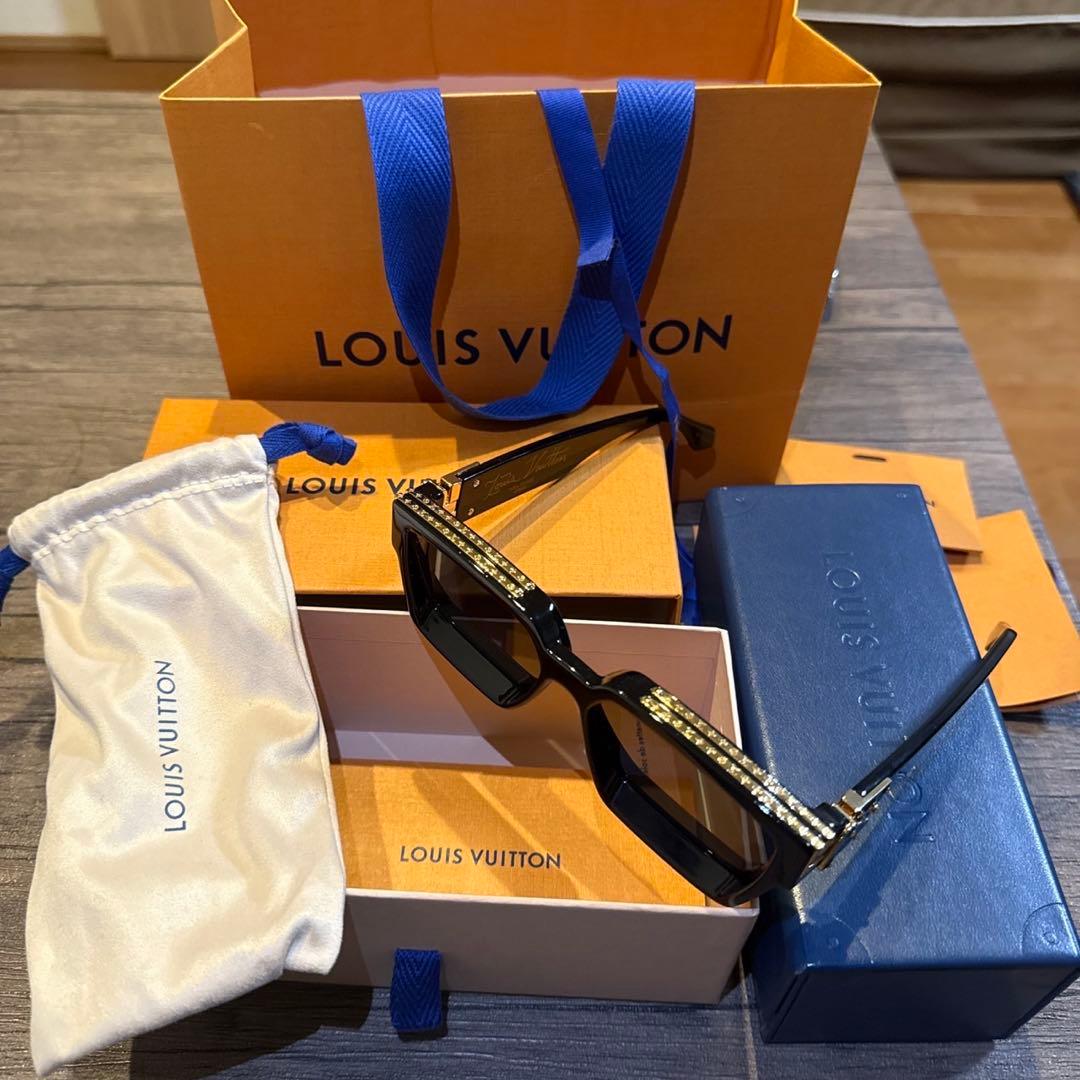 LOUIS VUITTON ブラックサングラス