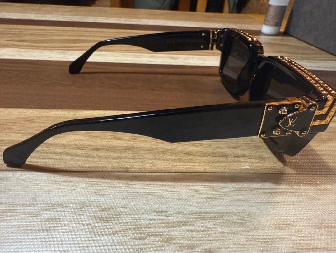 LOUIS VUITTON ブラックサングラス