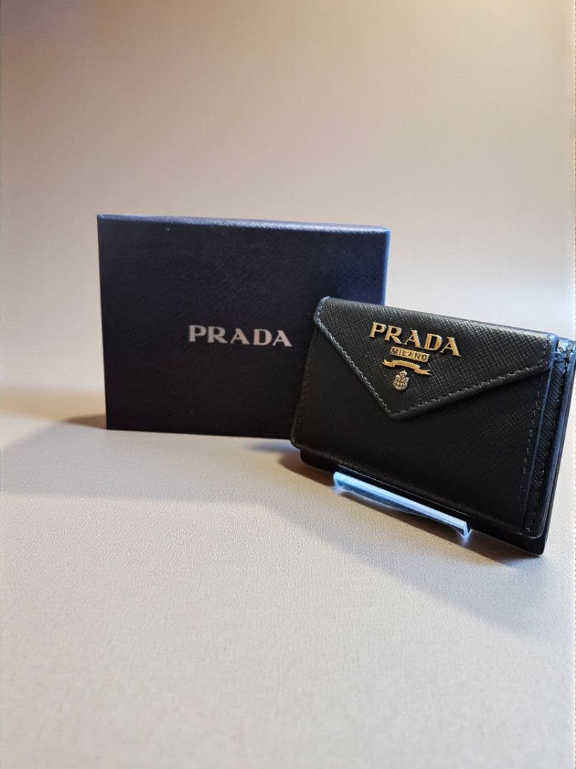 ＰＲＡＤＡ　プラダ　サフィアーノ　三つ折り財布 v