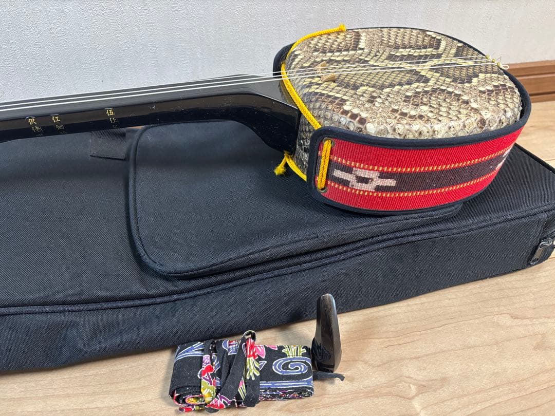 本ヘビ皮　三線　ケース付き