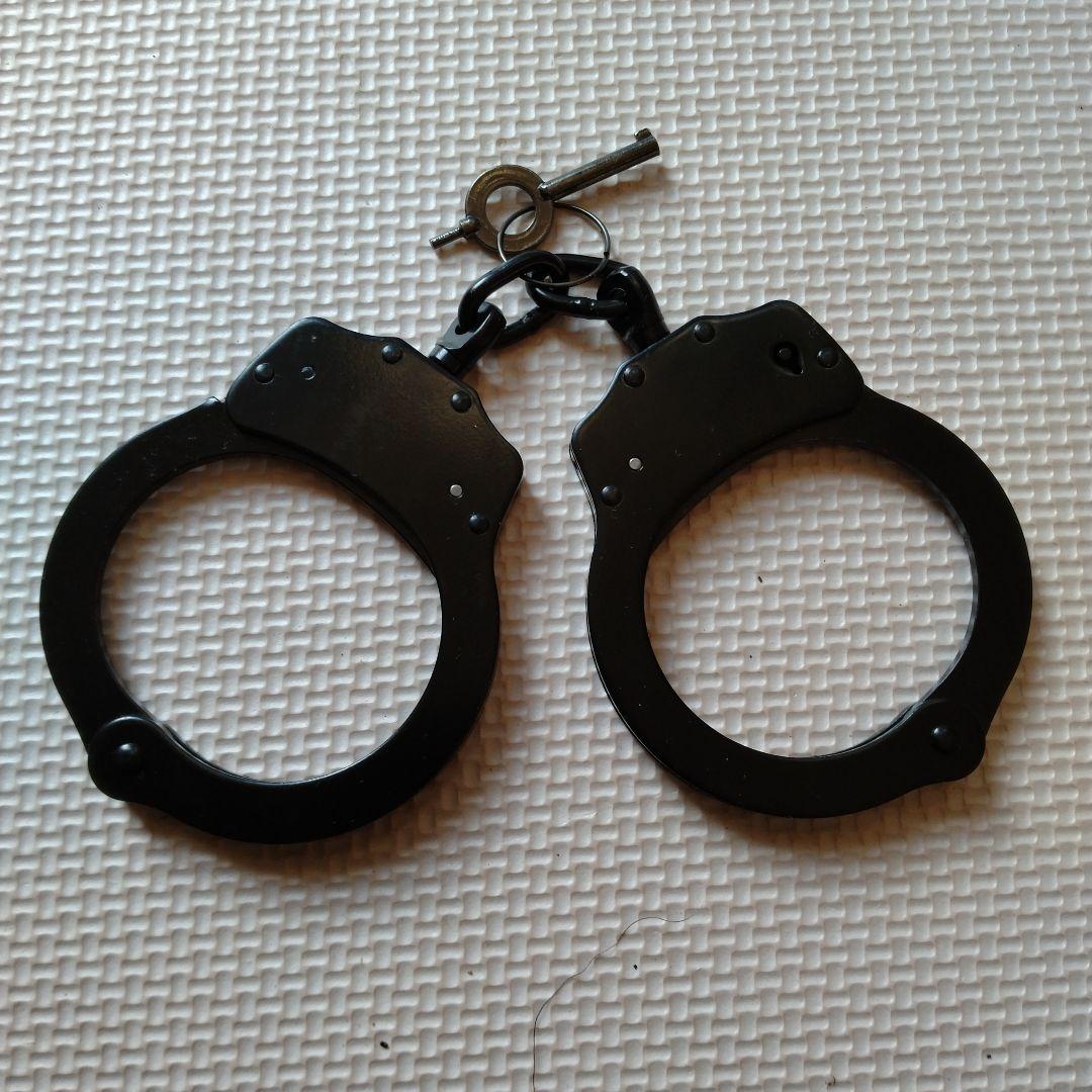 金属製黒両手錠