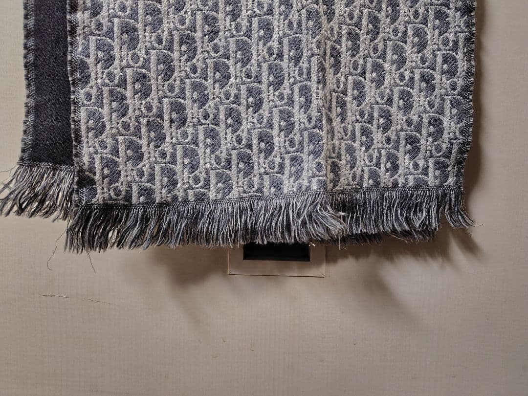 ふ*う様 ［難あり］クリスチャンディオール　グレーとホワイトのロゴマフラー