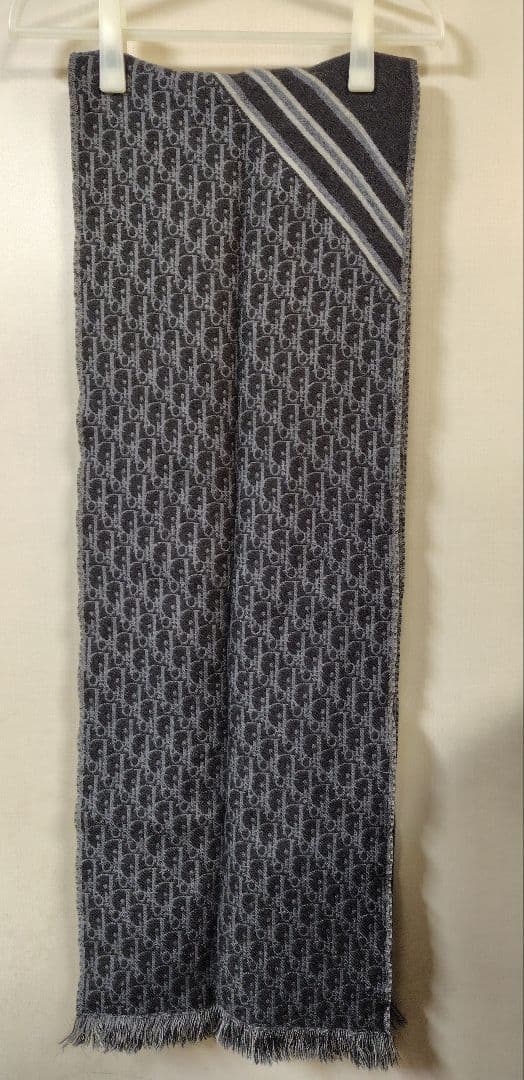 ふ*う様 ［難あり］クリスチャンディオール　グレーとホワイトのロゴマフラー