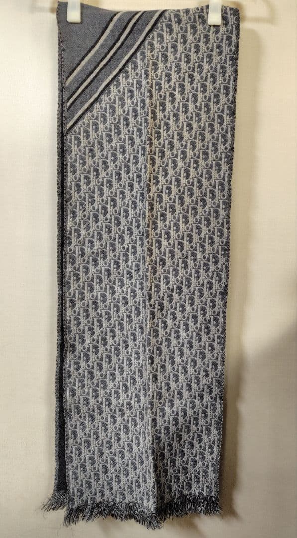 ふ*う様 ［難あり］クリスチャンディオール　グレーとホワイトのロゴマフラー