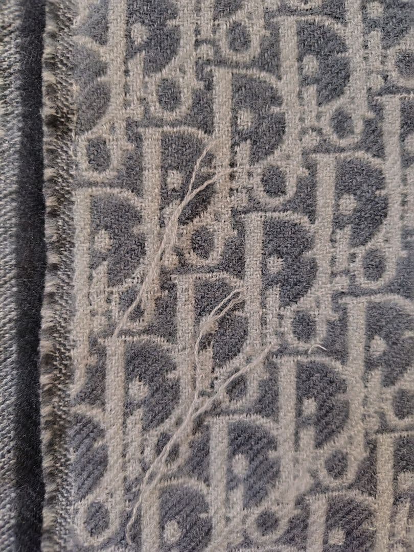 ふ*う様 ［難あり］クリスチャンディオール　グレーとホワイトのロゴマフラー