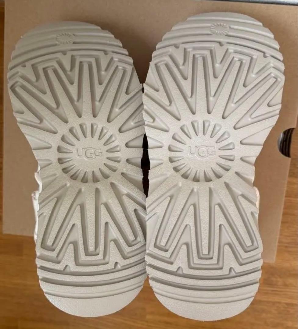 新品未使用　UGG ホワイト厚底スニーカー