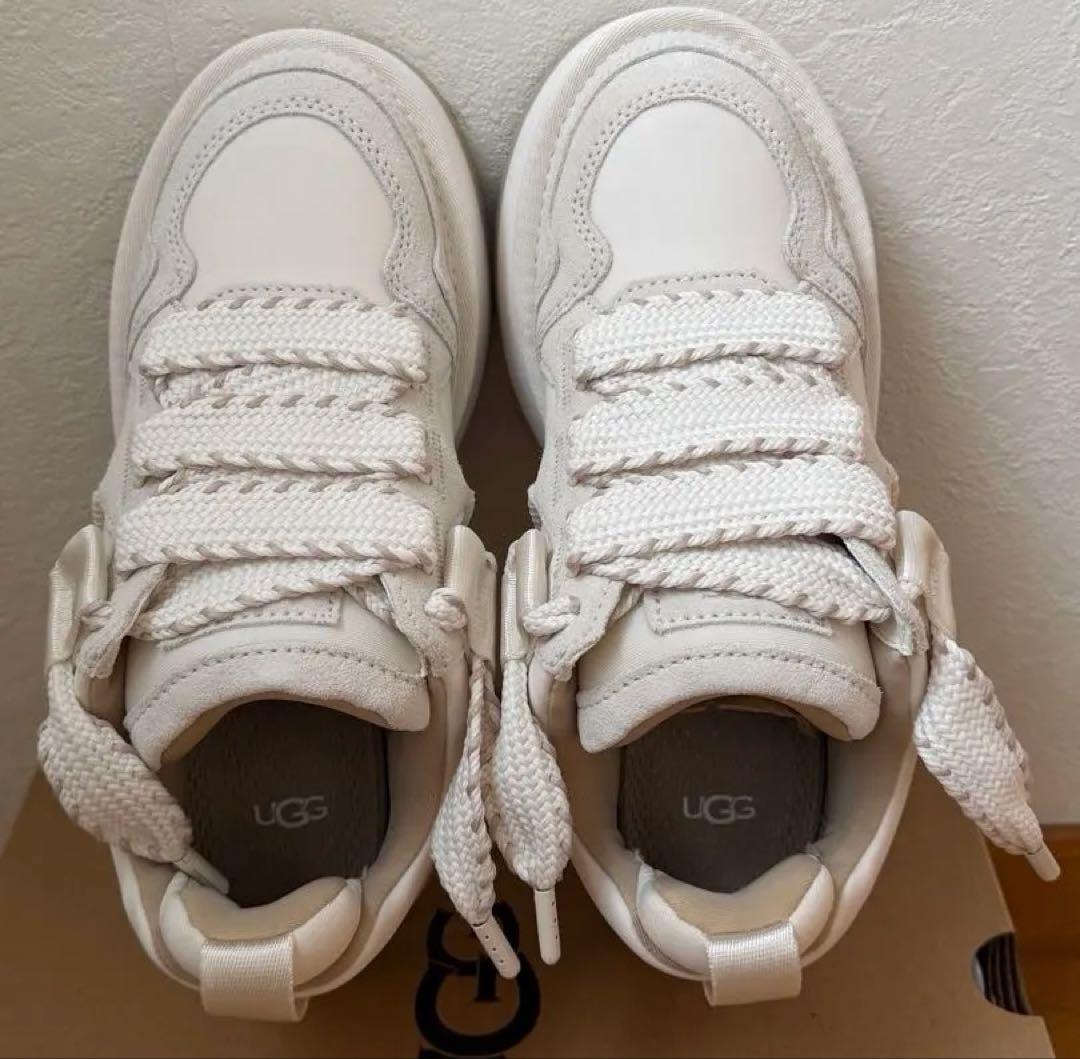 新品未使用　UGG ホワイト厚底スニーカー