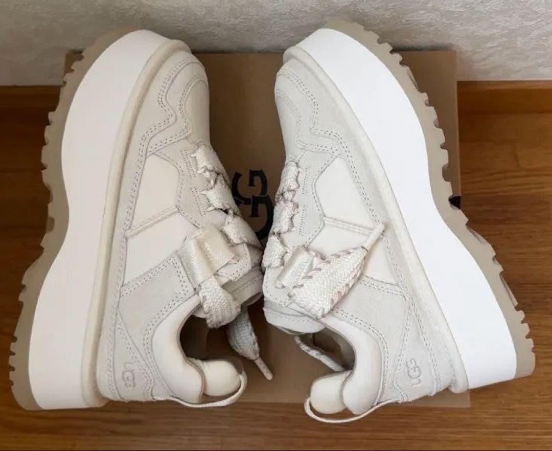 新品未使用　UGG ホワイト厚底スニーカー