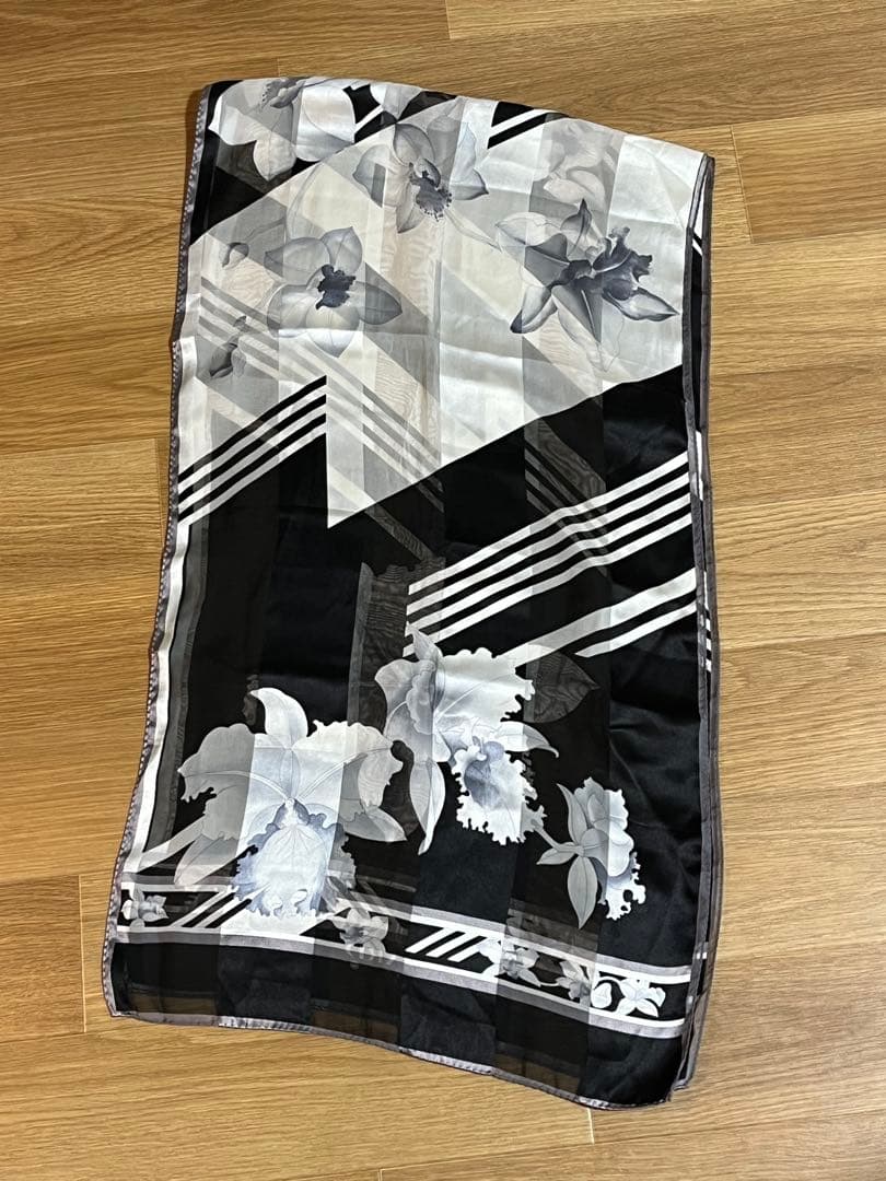 サリーLEONARD レオナール シルク花柄ストール ブラック/ホワイト