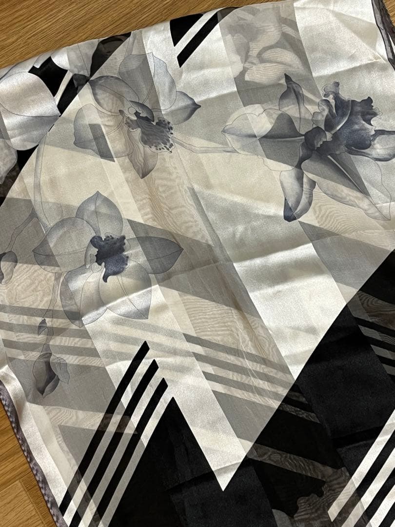 サリーLEONARD レオナール シルク花柄ストール ブラック/ホワイト