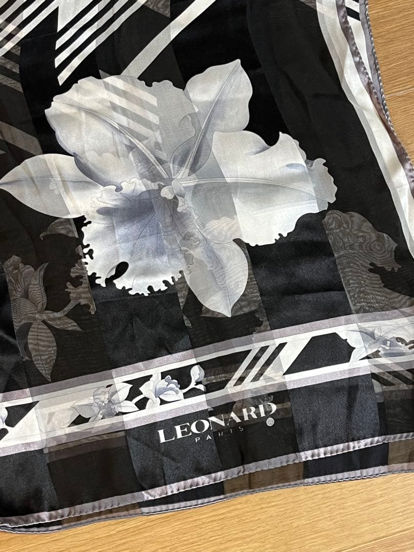 サリーLEONARD レオナール シルク花柄ストール ブラック/ホワイト