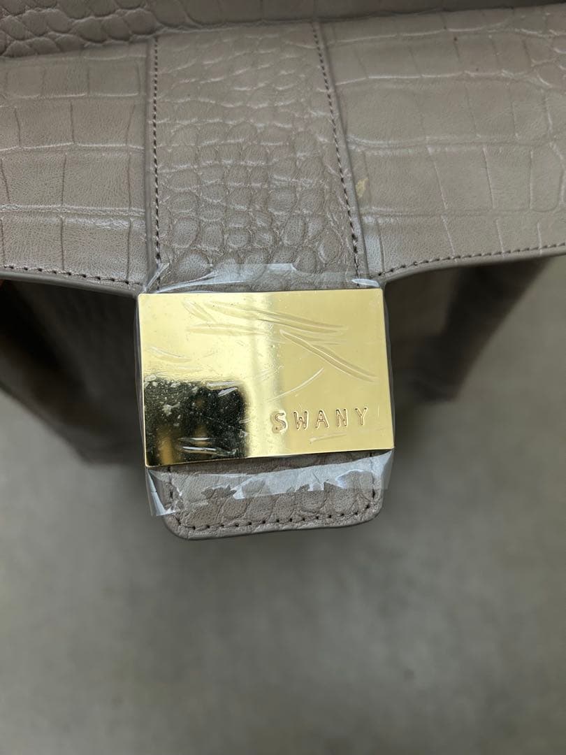 スワニー　クロコダイル風ベージュキャリーケース