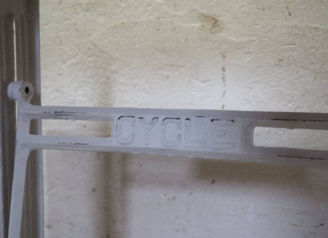 1065 白ペンキのミシンテーブル　デスク　学習机　レトロ　ビンテージ