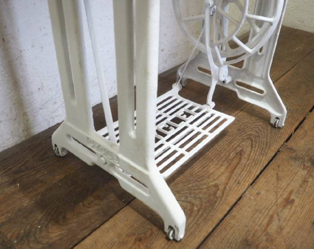 1065 白ペンキのミシンテーブル　デスク　学習机　レトロ　ビンテージ