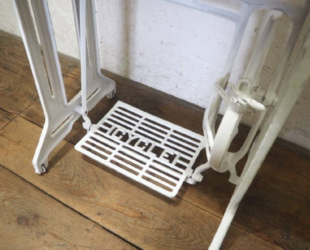 1065 白ペンキのミシンテーブル　デスク　学習机　レトロ　ビンテージ