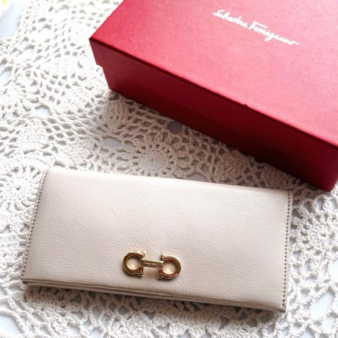 新品同様　サルヴァトーレフェラガモ長財布 ゴールド金具 ベージュ