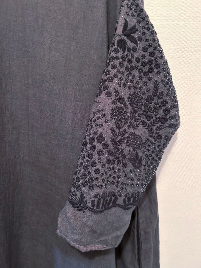 aodress_アオドレス　グレー花刺繍チュニック