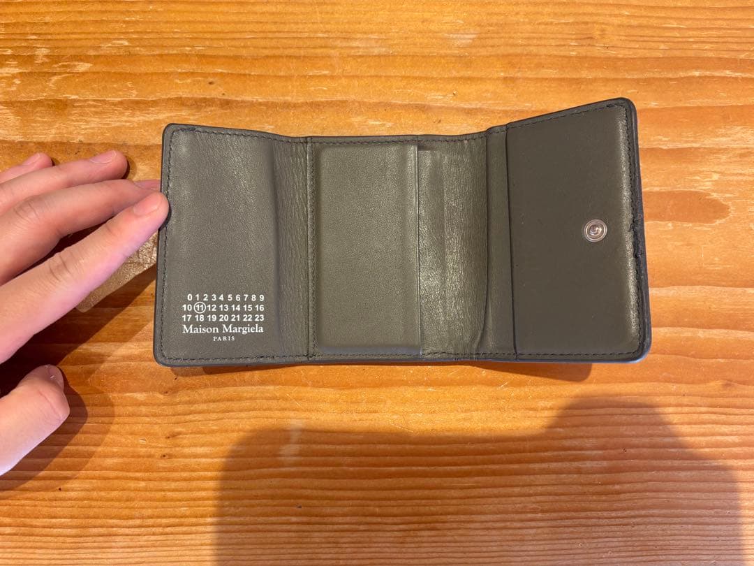 一*休様 22AWメゾンマルジェラ　グラファイト グレー カーフレザー3つ折り