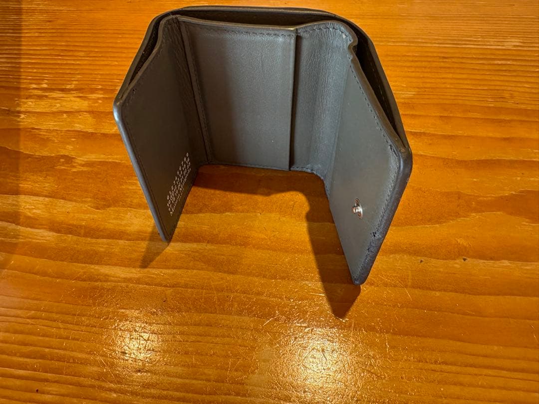 一*休様 22AWメゾンマルジェラ　グラファイト グレー カーフレザー3つ折り