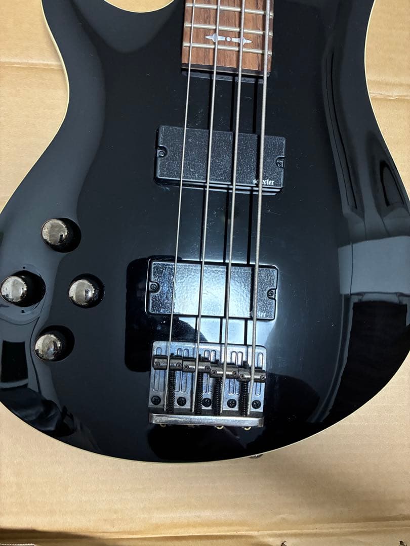 Schecter Diamond Series OMEN EXTRA 4レフティ