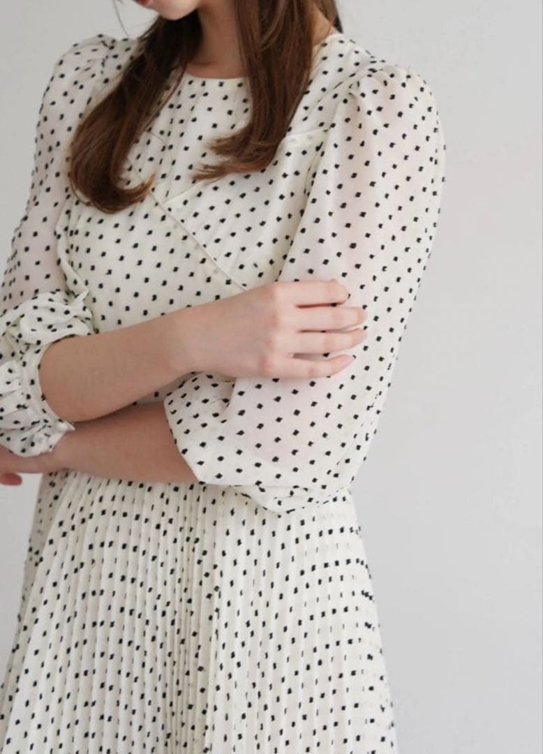 acka ドットプリーツワンピース