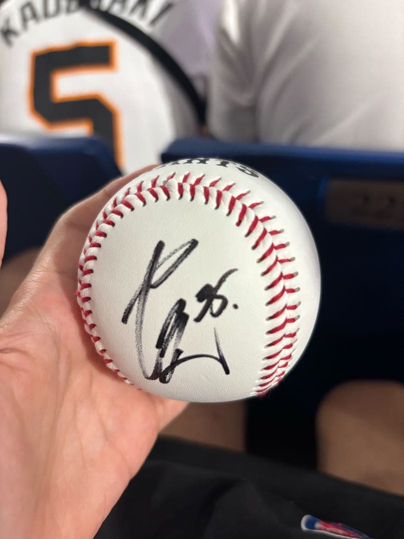読売ジャイアンツ　泉口友汰　選手 投げ入れ　サインボール