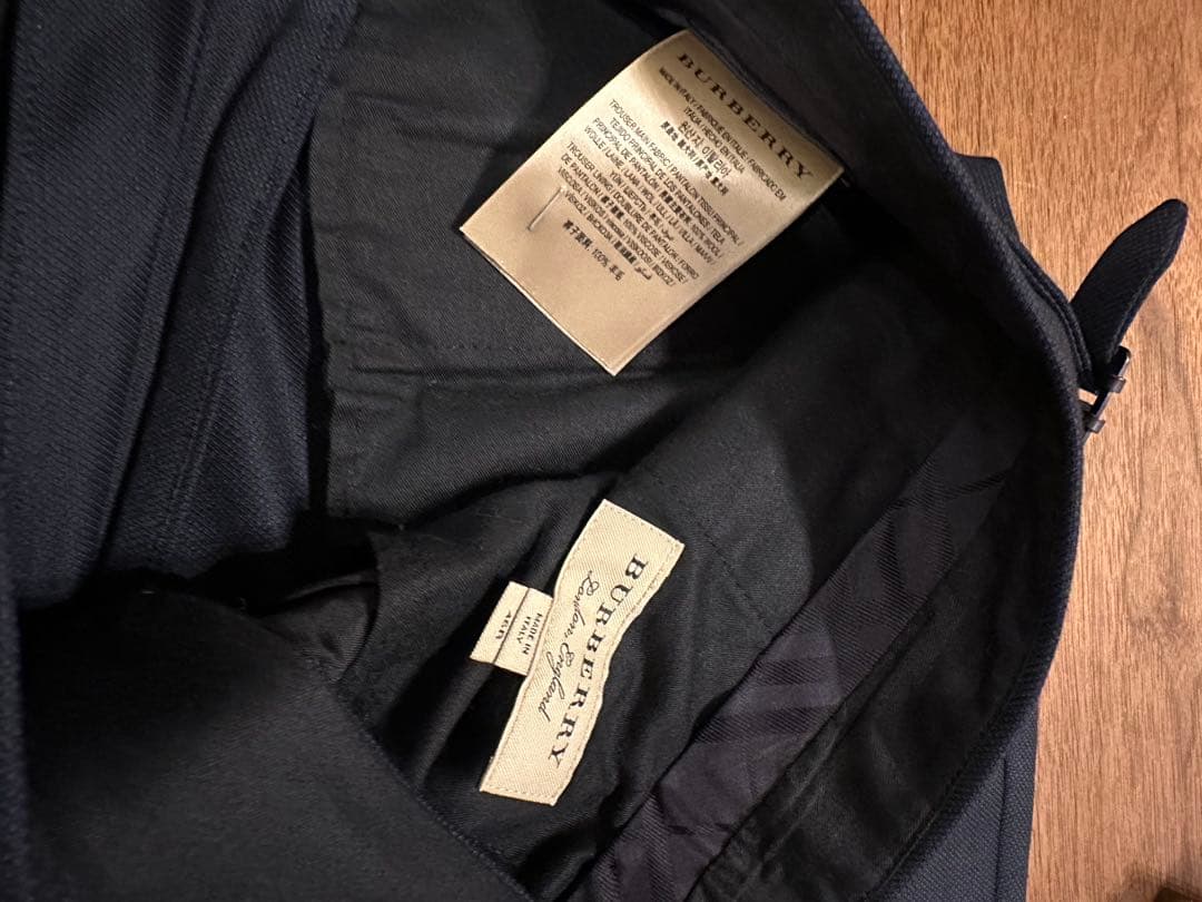 BURBERRY ネイビー スーツ【羊毛100 （ラムウール）】