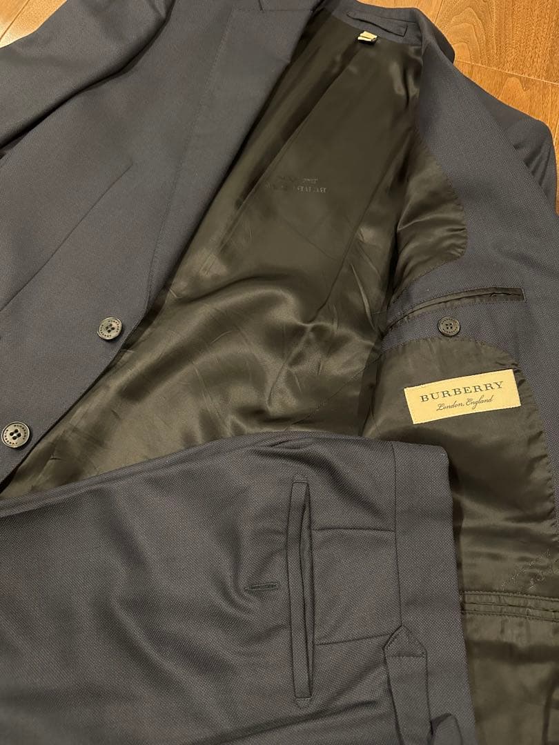 BURBERRY ネイビー スーツ【羊毛100 （ラムウール）】