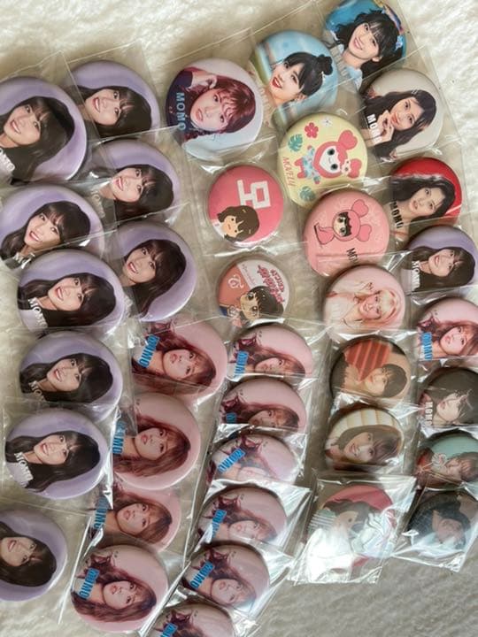 TWICEモモ缶バッチ