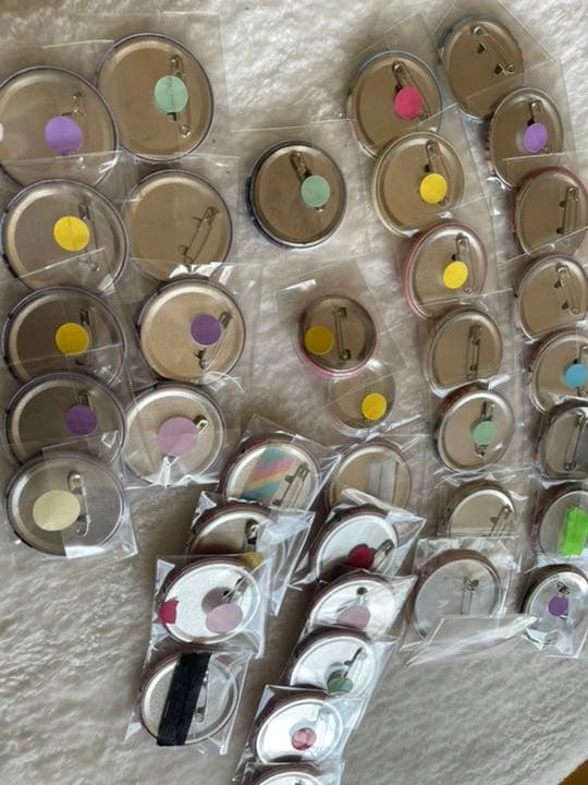 TWICEモモ缶バッチ