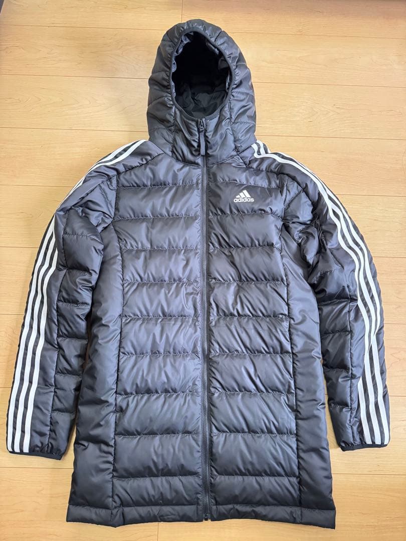 adidas フード付きブラックダウンジャケット