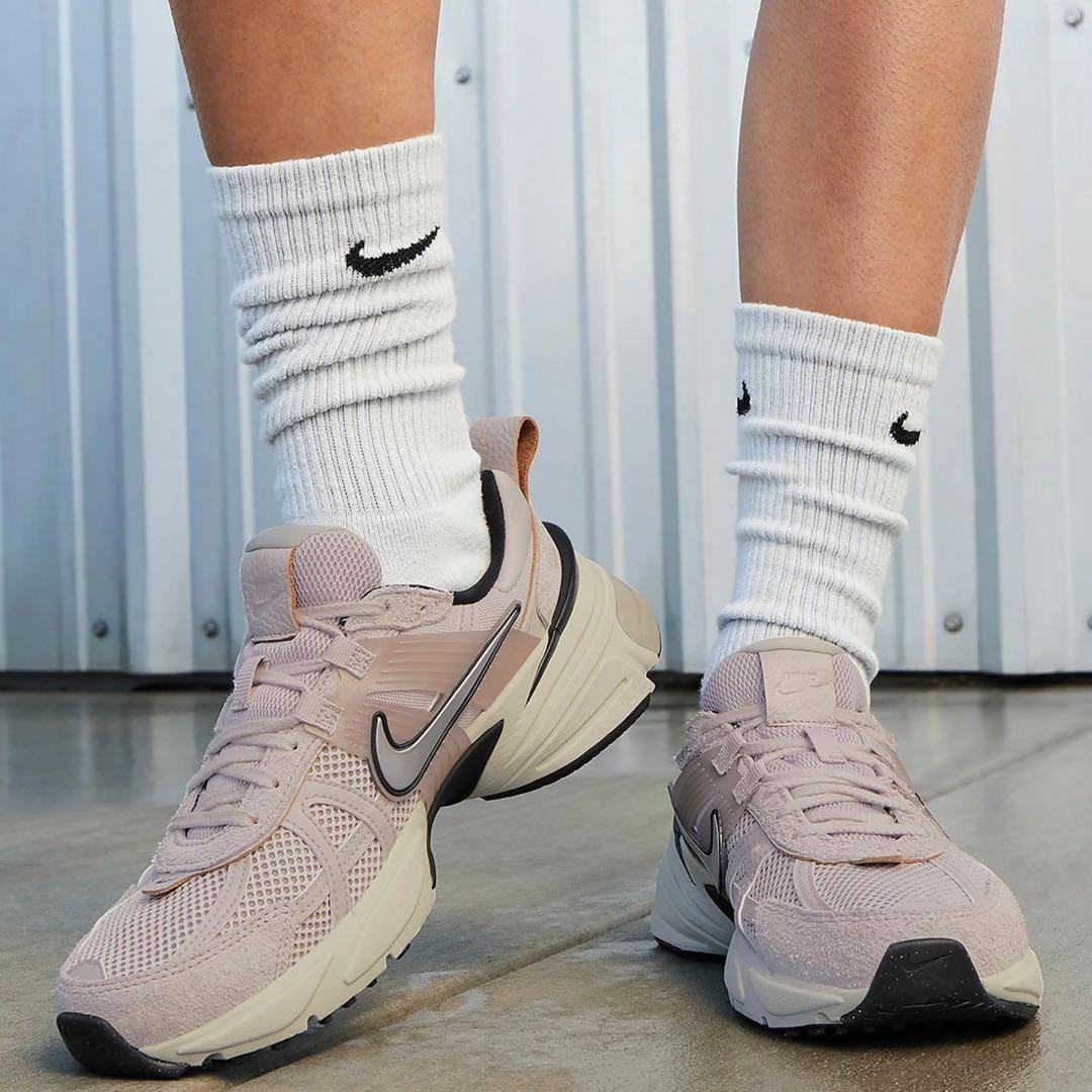 美品 NIKE FN6703-001 スモーキーピンク スニーカー 24.5cm